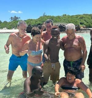 一群人站在海滩上的水中