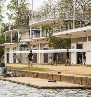 一群人站在水边的建筑物外