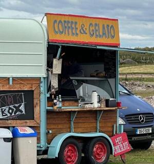 一辆餐车，前面有一个食品摊