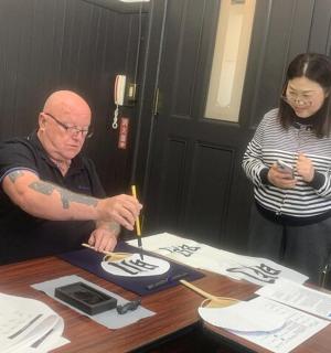 一男一女围着桌子站着