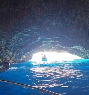 水中洞穴中的船