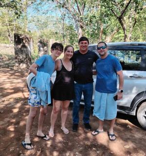 一群人站在一辆车前