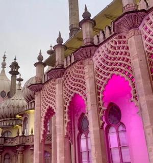 一栋侧面有粉色灯光的建筑