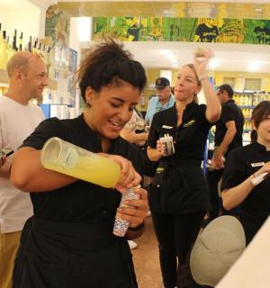 一群妇女在商店里喝酒