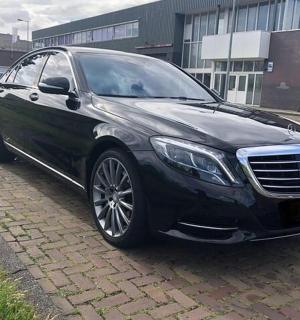 一辆停在路边的黑色汽车