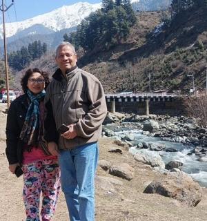 一名男子和一名女子站在河边