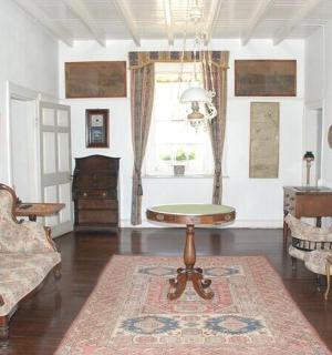 带沙发和桌子的客厅