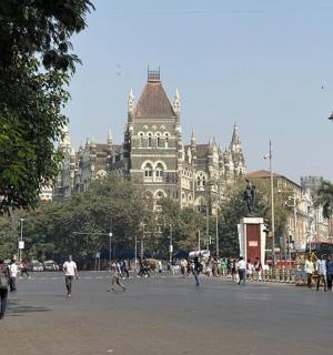 skupina lidí jdoucích před velkou budovou