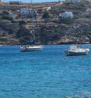 两艘船在一大片水域中