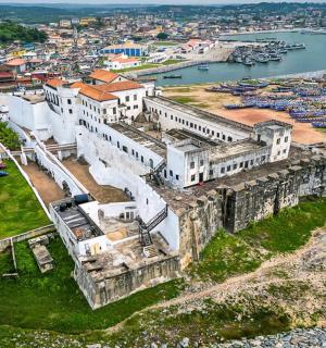 港口旁边一栋建筑的鸟瞰图