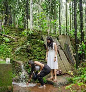 muž a žena stojící před vodopádem