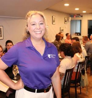 žena stojící před davem lidí