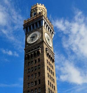 一座高大的钟楼,上面有一座钟