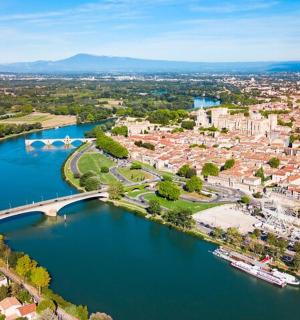 河流和城市的鸟瞰图