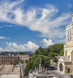 一座高塔,塔顶有一座雕像