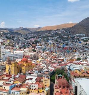 鸟瞰城市与建筑和山脉