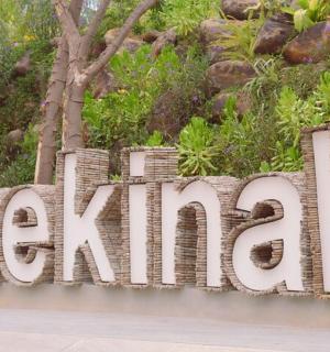 a large sign for the singapore zoo