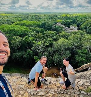 một nhóm đàn ông ngồi trên đỉnh một tòa nhà