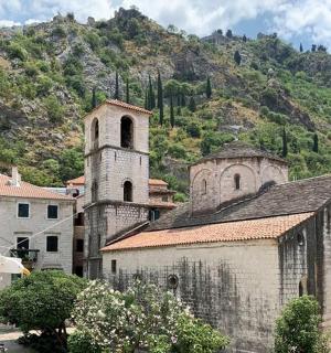 一座古老的教堂，背景是一座山
