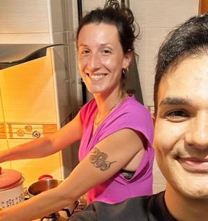 une femme debout à côté d'un homme dans une cuisine