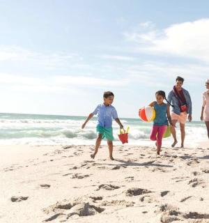 一家人在沙滩上散步