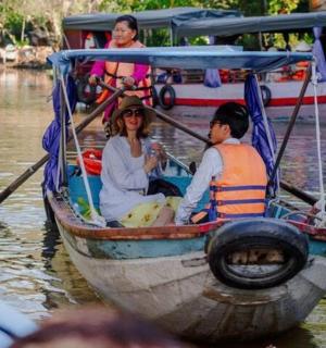 一群人在水中的船上