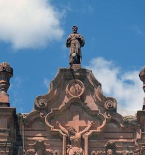 一座顶部有雕像的建筑物