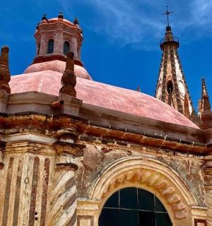 一座顶部有十字架的老建筑