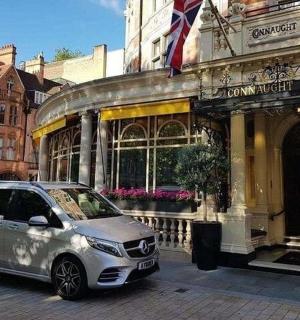 一辆银色货车停在一栋建筑物前