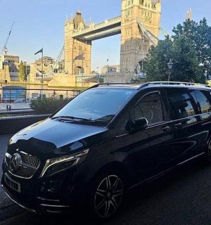 一辆黑色智能汽车停在停车场