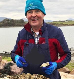 一名男子拿着潜水服