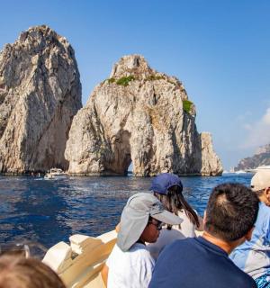 一群人在海上的船上