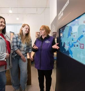 三位女士站在博物馆的展品旁边