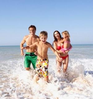 一群人在沙滩上玩水