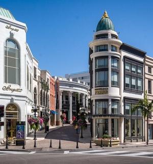 městská ulice s budovami a hodinovou věží