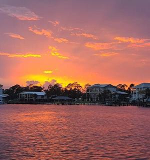 夕阳西下,水面上,房屋密布
