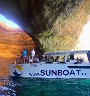 洞穴前水中的一艘船