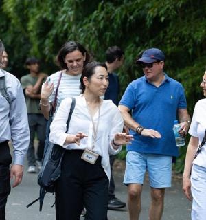 一群人在街上行走