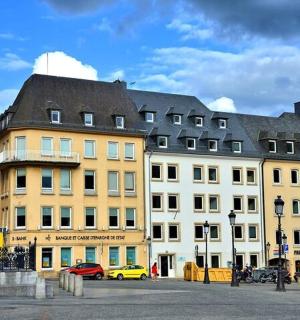 budynek ze statuą na środku ulicy