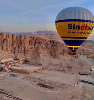 一只热气球正在飞过采石场