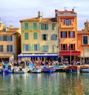 水中有一群船和建筑物