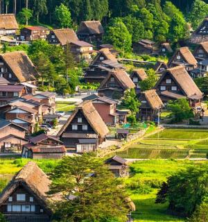 一座位于树木繁茂的山丘上的村庄