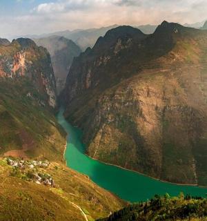 山谷中河流的鸟瞰图