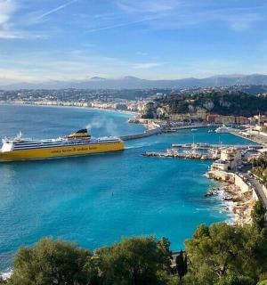 ένα μεγάλο κρουαζιερόπλοιο σε μια μεγάλη υδάτινη μάζα