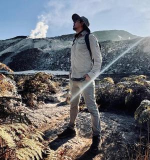 站在山顶上的男人