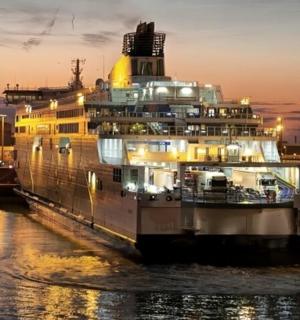 夜间停靠在水中的游轮