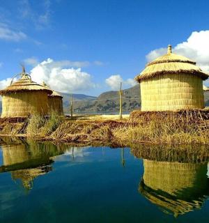 dvě chatrče stojící na vrcholu vodní plochy