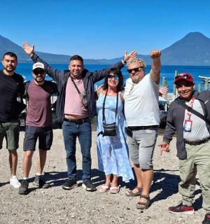 一群人站在海滩上，举起双手