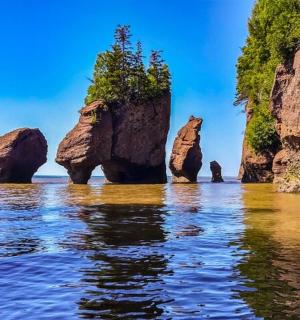 水中一组大石头