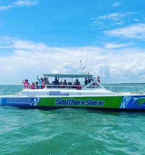 一群人在海上乘船